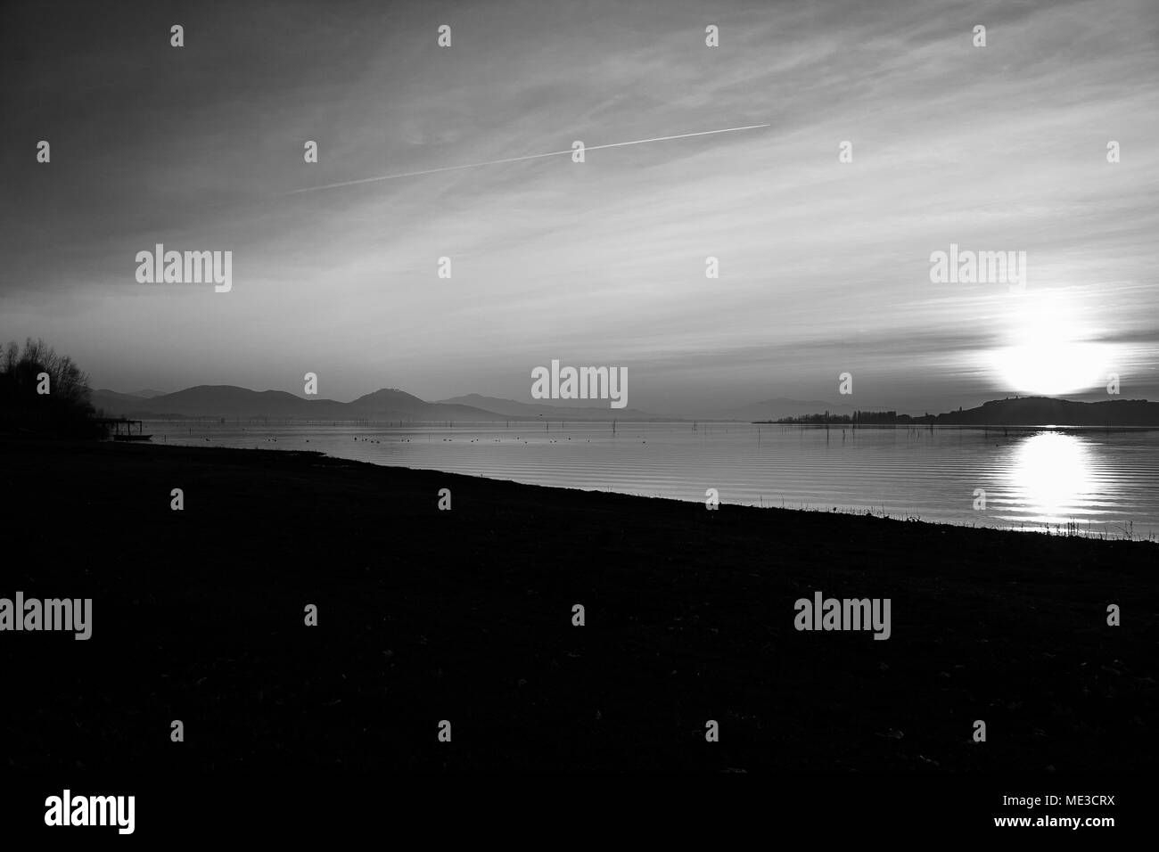 Bel Tramonto sul lago Trasimeno (Umbria, Italia) con sun scendendo dietro l'Isola Polvese Foto Stock