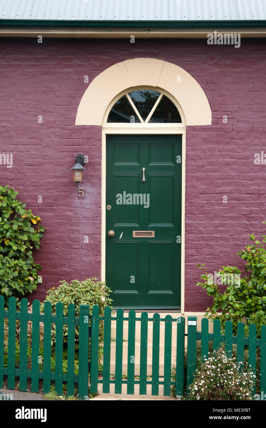 La porta anteriore di un passato coloniale periodo georgiano casa di mattoni in punto di batteria, Hobart, Tasmania, Australia Foto Stock