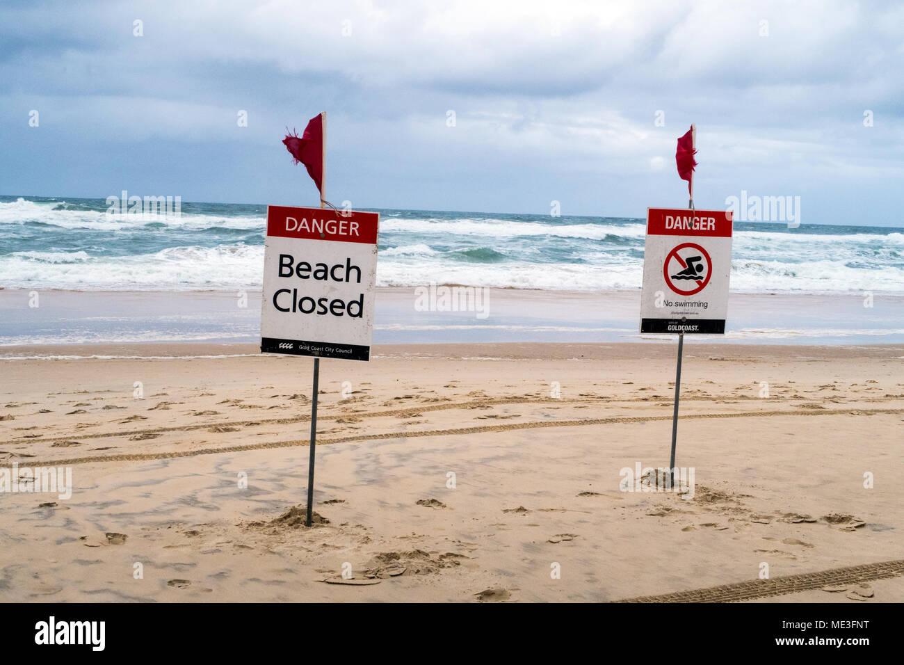 Segnali di avvertimento che la spiaggia è chiusa a causa di tempeste e pericoloso navigare sulla Gold Coast in Australia Foto Stock
