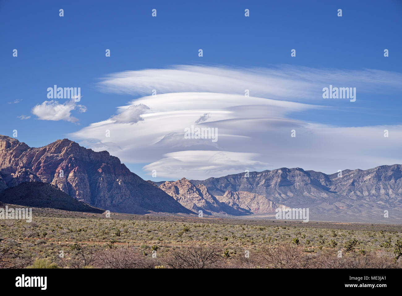 Nuvole lenticolari formando oltre le montagne a nord e a ovest di Las Vegas Foto Stock