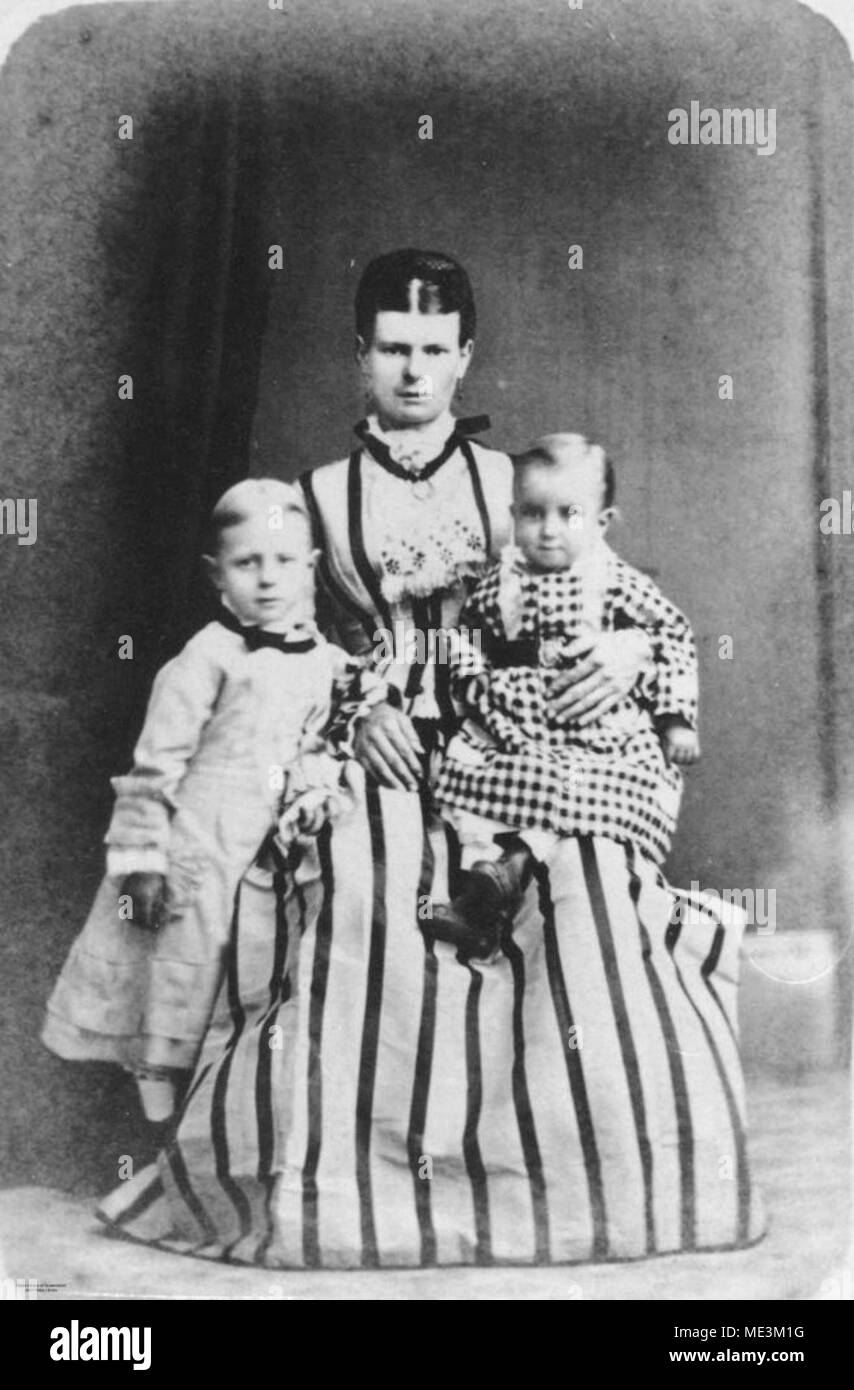 Madre e due bambini in posa per un ritratto, 1870-1880. Foto Stock