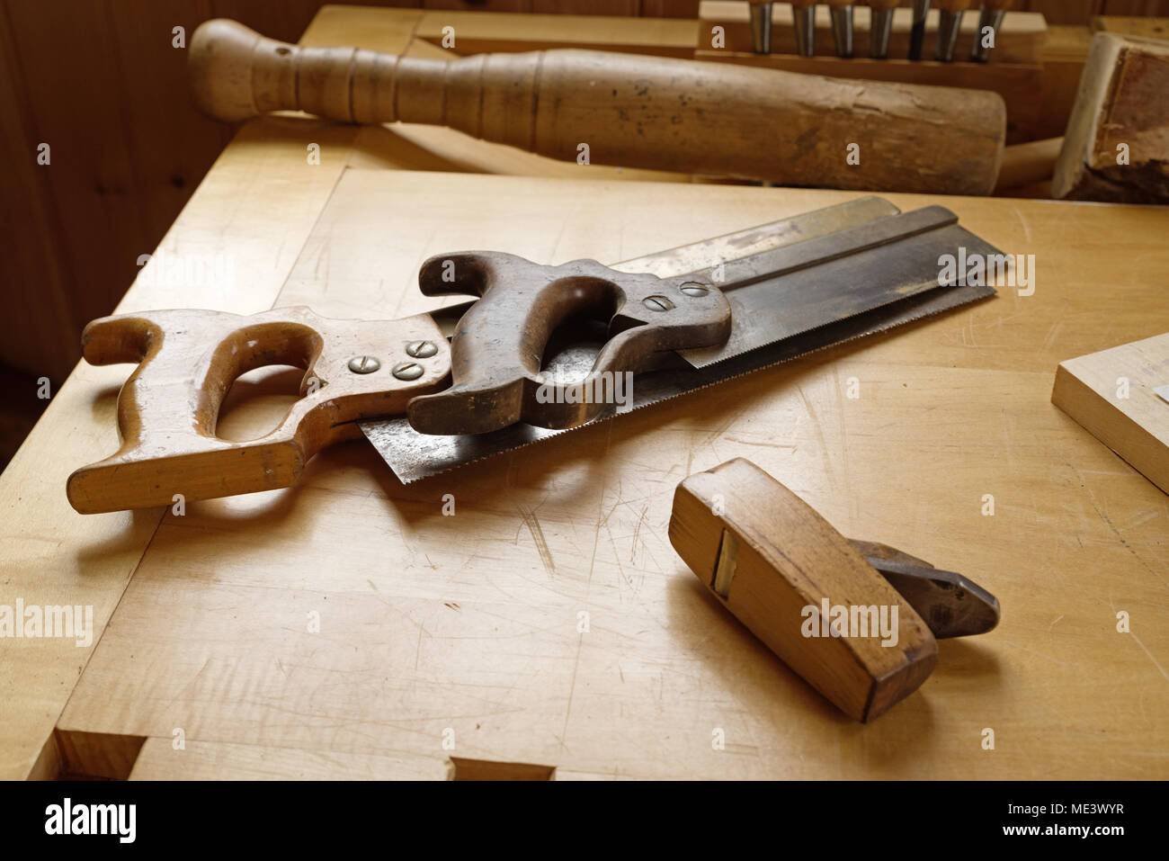 Vecchio vintage strumenti di legno su un banco di lavoro in legno Foto Stock
