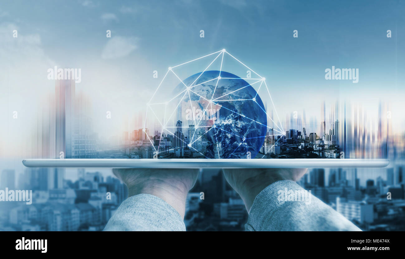 Mano azienda tavoletta digitale con la rete globale della tecnologia di connessione e di moderni edifici. Elemento di questa immagine sono arredate dalla NASA Foto Stock
