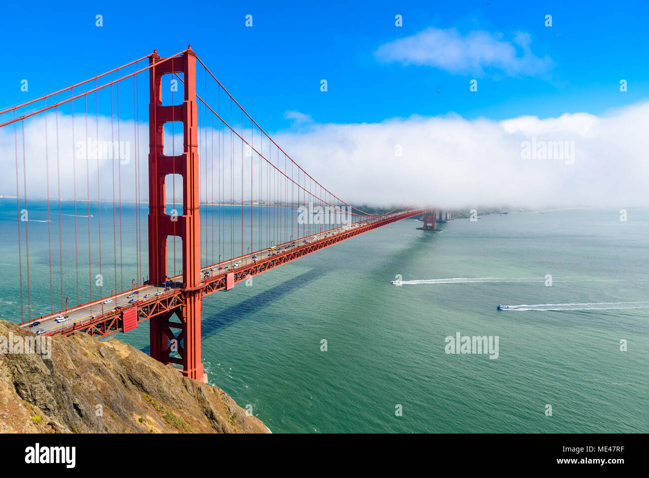 Golden Gate Bridge in nuvole su una bella giornata d'estate - Vista panoramica dalla batteria Spencer - California, Stati Uniti d'America Foto Stock