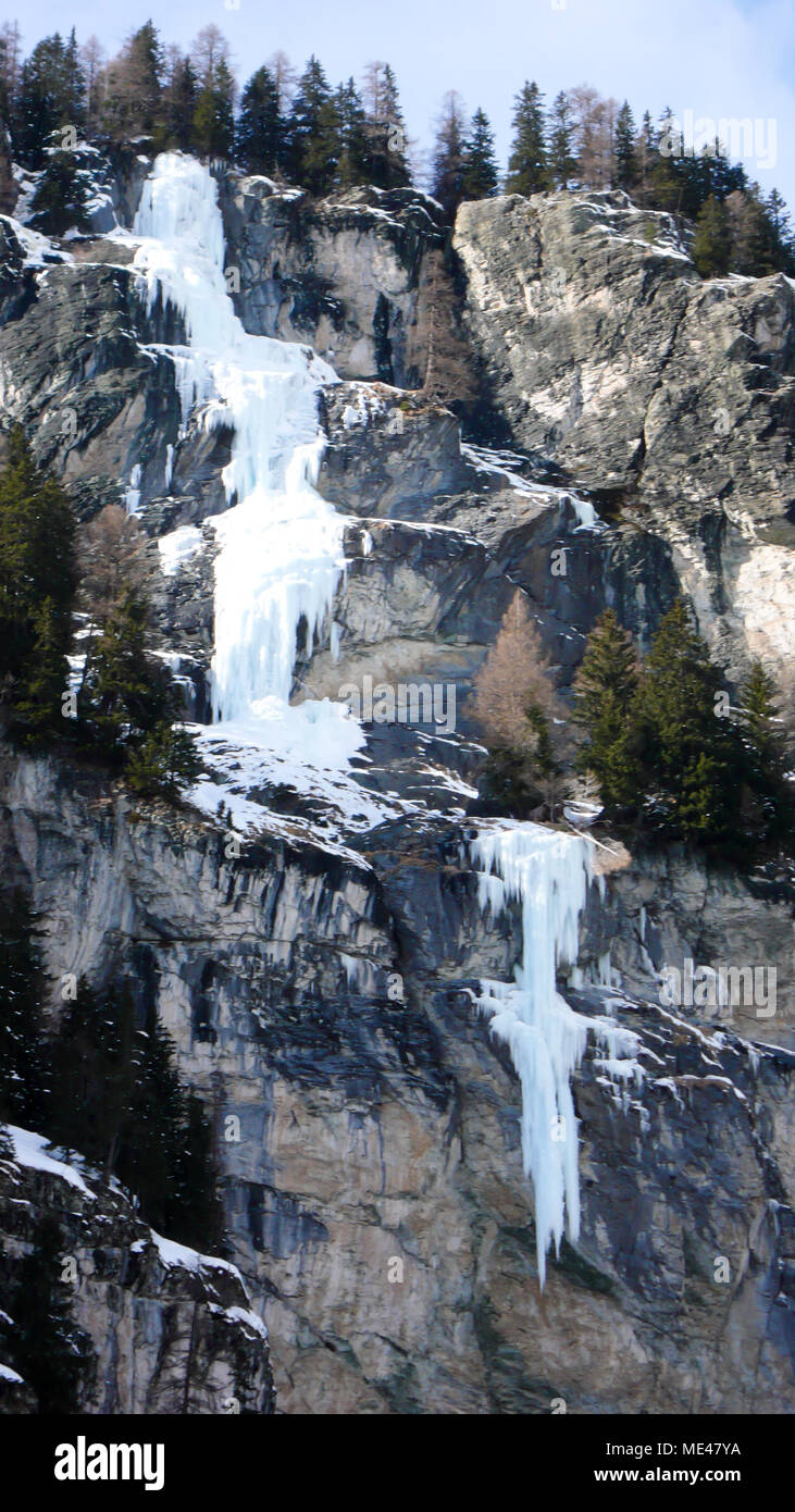 Splendida cascata ghiacciata nelle Alpi svizzere nei pressi di San Moritz in una bella giornata invernale Foto Stock