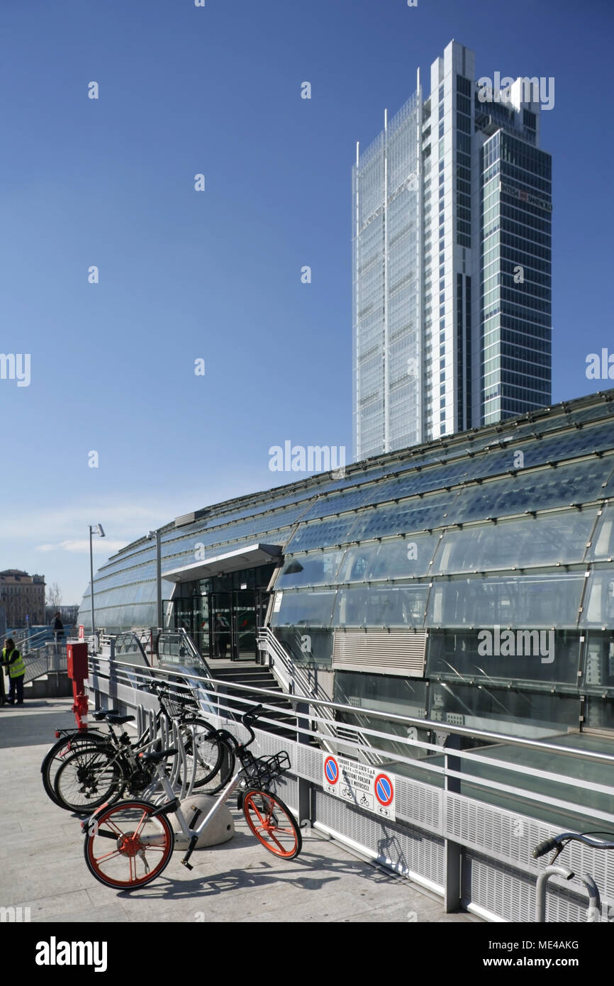 La nuova stazione di Porta Susa a Torino, Italia, con il Grattacielo Intesa  Sanpaolo ufficio edificio dietro Foto stock - Alamy