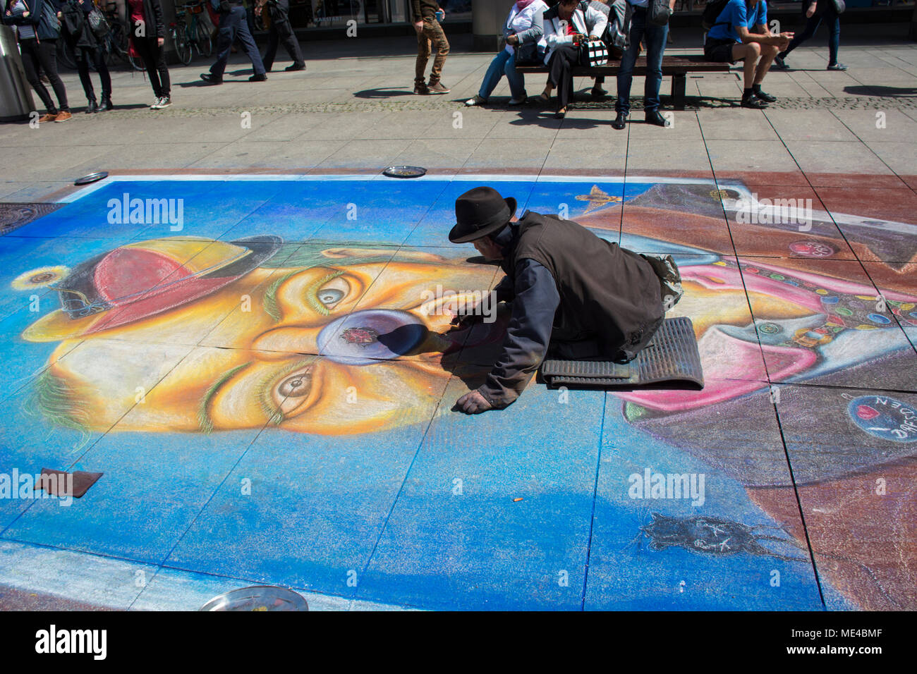 Artista pittura sul terreno a Dresda in Sassonia Germania Foto Stock