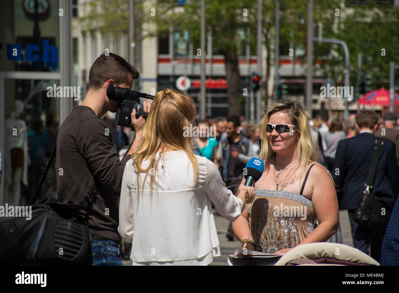 Tv reporter news intervistando una donna sulla strada Dresda in Sassonia Germania Foto Stock