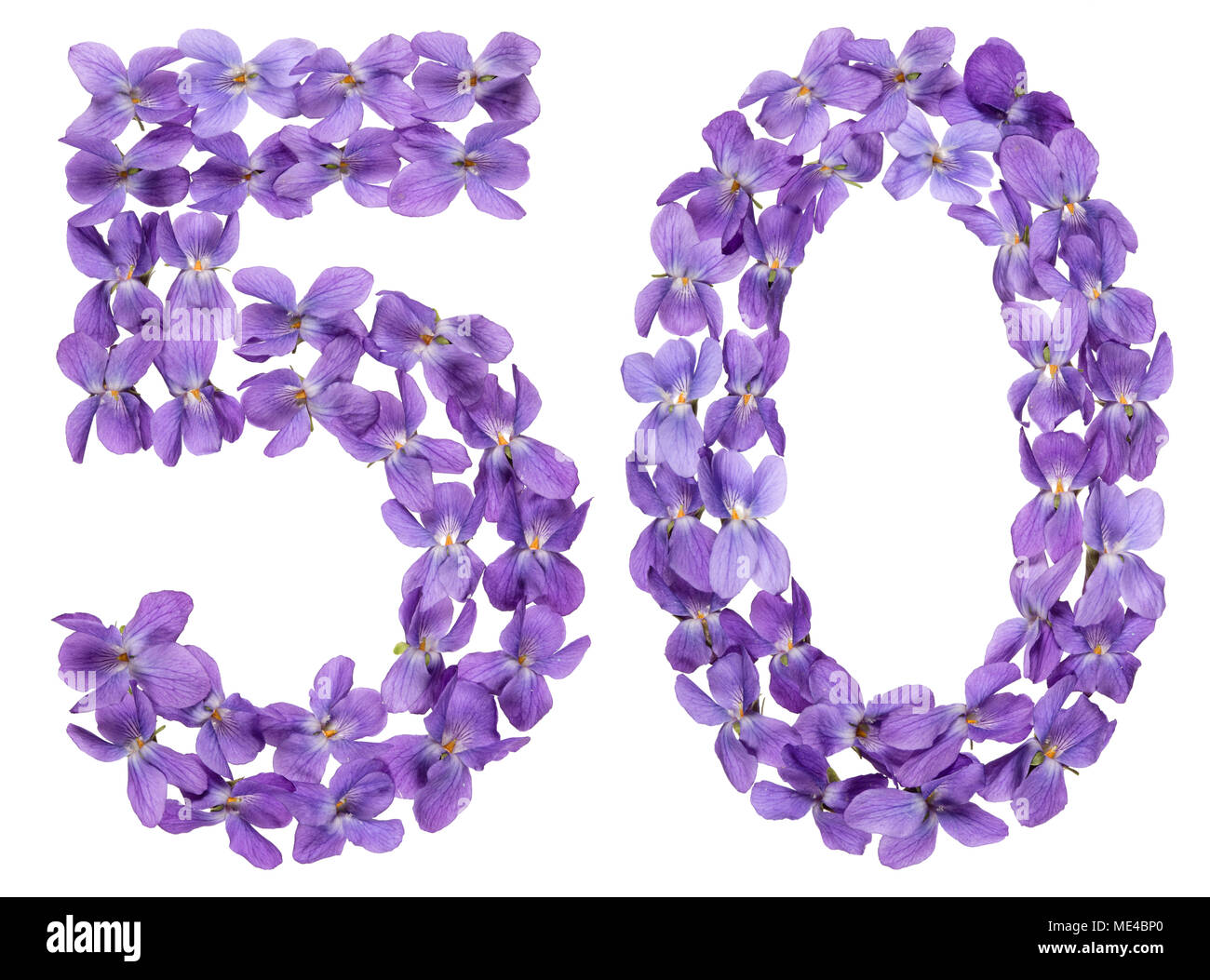 Numero arabo 50, cinquanta, dai fiori di viola, isolato su sfondo bianco Foto Stock