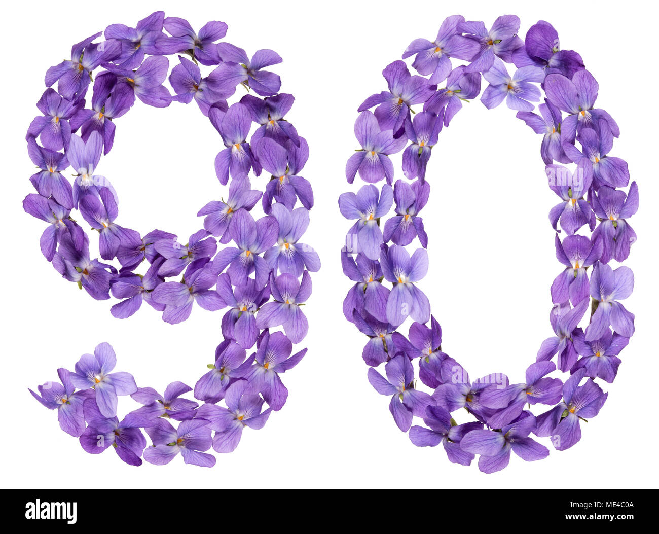 Numero arabo 90, novanta, dai fiori di viola, isolato su sfondo bianco Foto Stock
