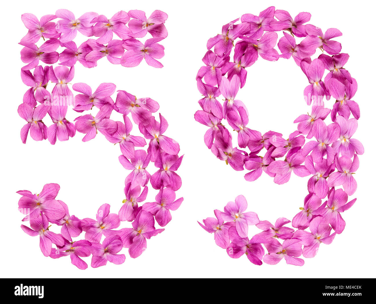 Numero arabo 59, cinquanta nove, dai fiori di viola, isolato su sfondo bianco Foto Stock
