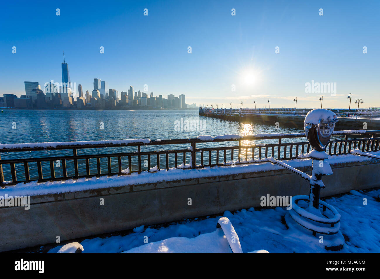 Vista panoramica di New York Manhattan oltre il fiume Hudson da Liberty State Park in inverno. New Jersey, USA. Foto Stock