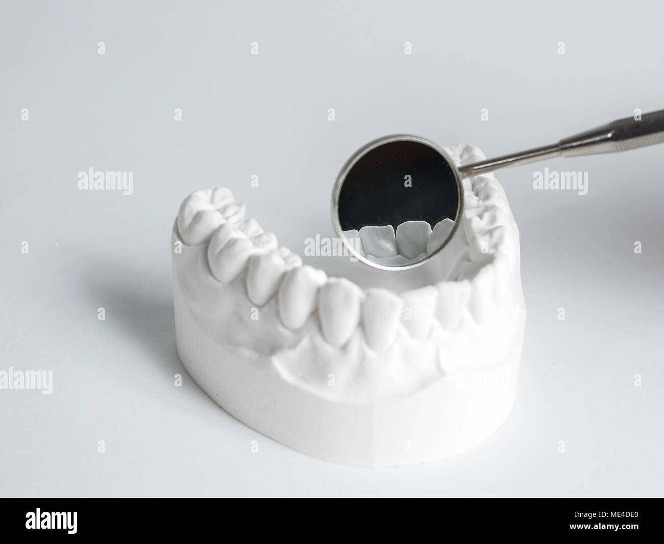 Denti e specchio dentale, simbolo foto di dentiere, la diagnosi e il pagamento congiunto Foto Stock