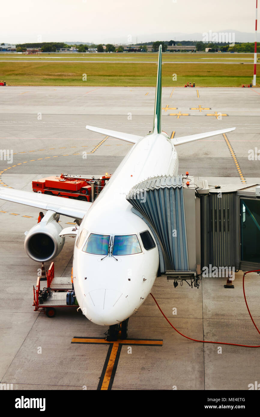 Un passeggero aereo jet ancorato in un aeroporto di stand. Foto Stock