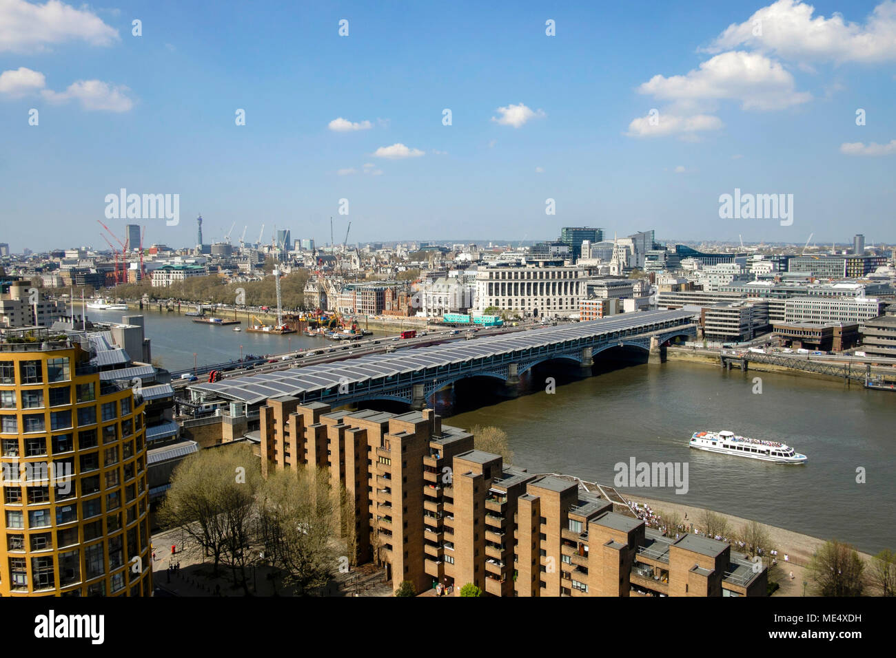 Vista sul Fiume Tamigi dal sud del fiume verso il nord ovest di Londra. Foto Stock