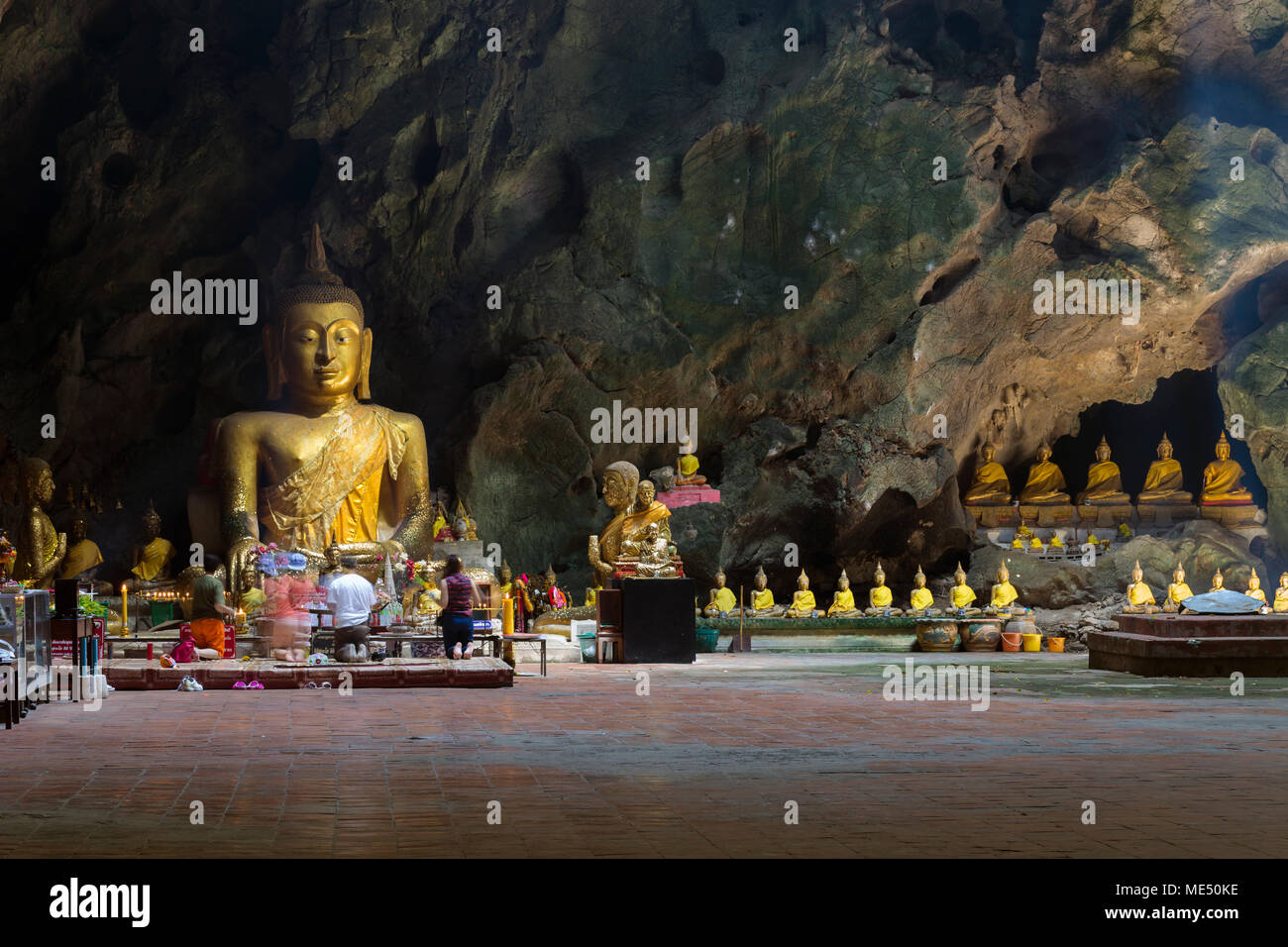Statue di Buddha all'interno della caverna sotterranea tempio, Khao Luang grotte, Phetchaburi, Thailandia Foto Stock