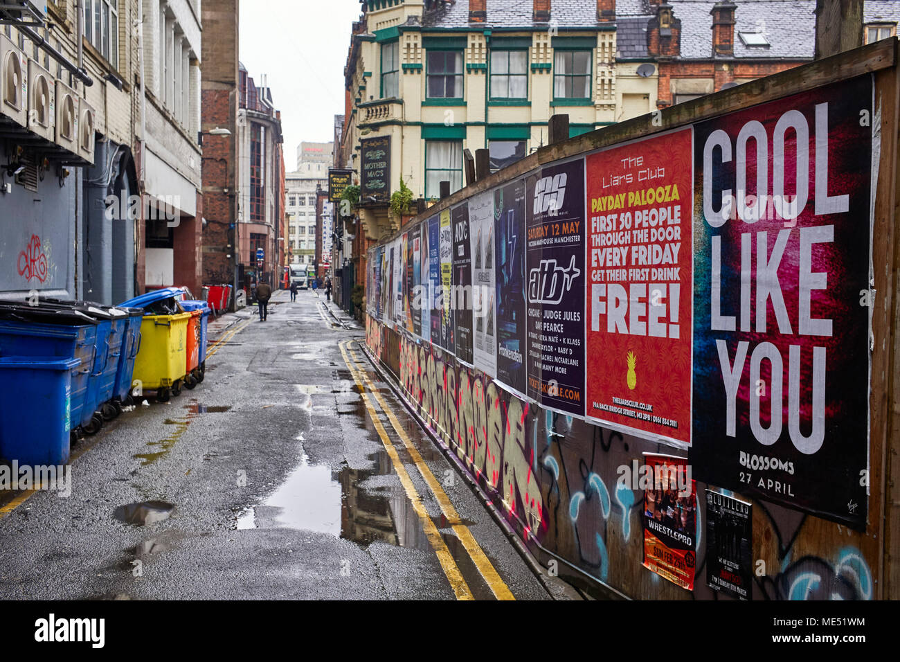 Strada di poster per eventi nel centro di Manchester Foto Stock