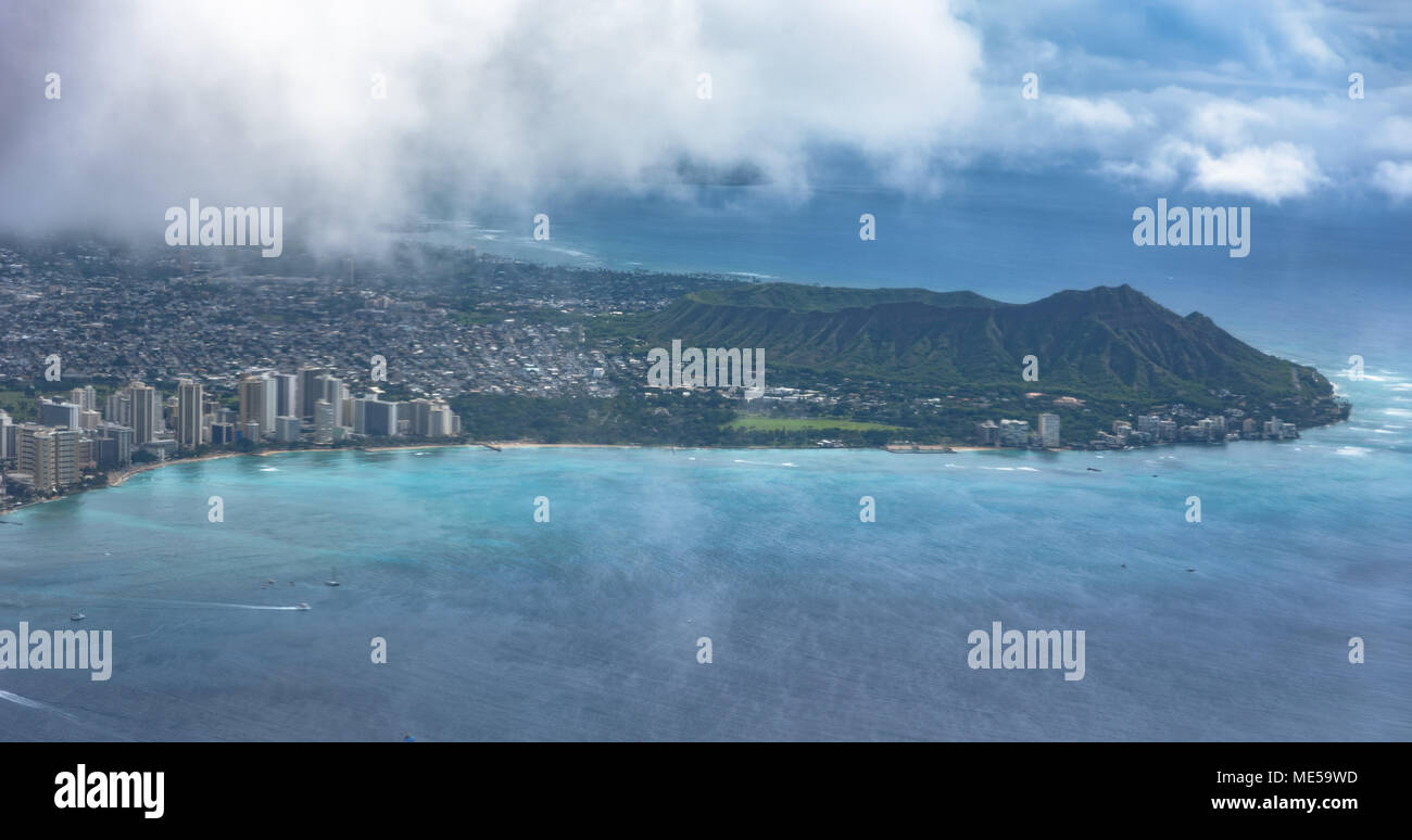 Una veduta aerea di Diamond Head e Waikiki Beach e Bay Foto Stock