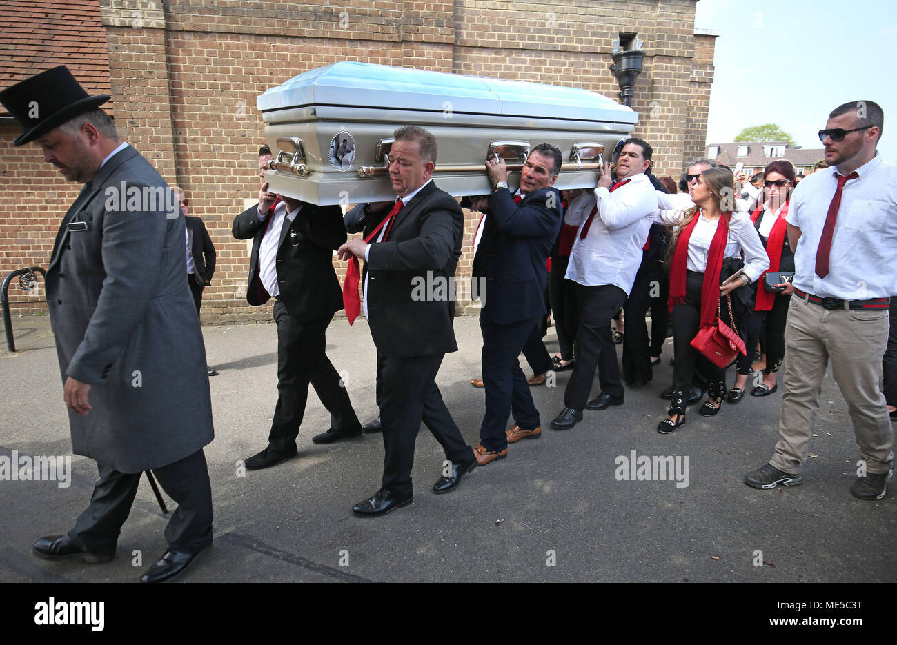 La bara di Queenie, madre di Big Fat Gypsy Wedding star Paddy Doherty, lascia la chiesa del Sacro Cuore a Cobham, Surrey dopo il suo funerale. Foto Stock