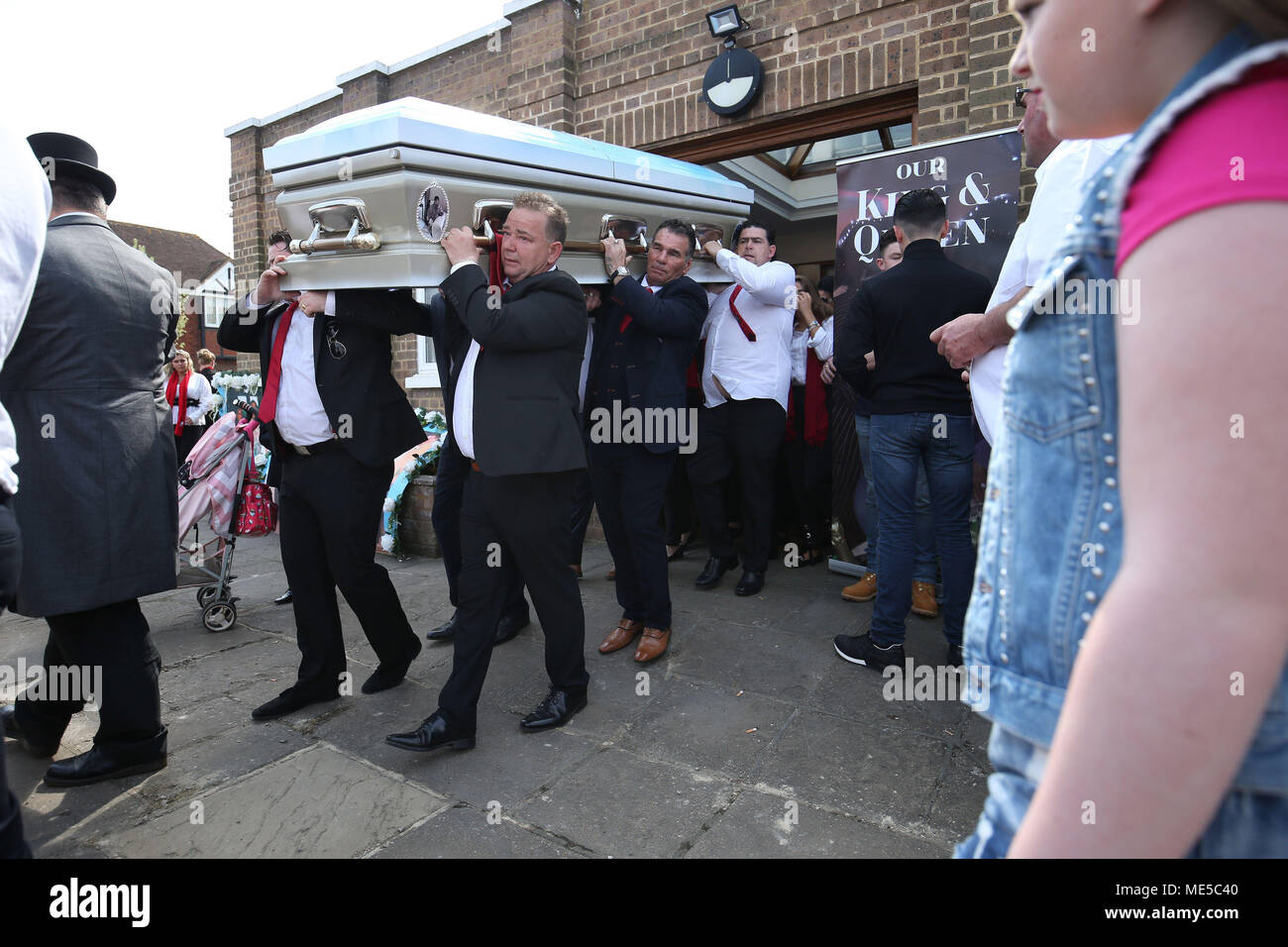 La bara di Queenie, madre di Big Fat Gypsy Wedding star Paddy Doherty, lascia la chiesa del Sacro Cuore a Cobham, Surrey dopo il suo funerale. Foto Stock