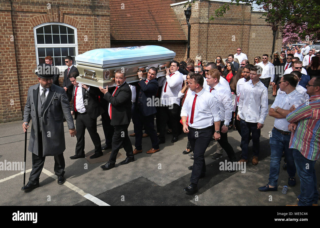 La bara di Queenie, madre di Big Fat Gypsy Wedding star Paddy Doherty, lascia la chiesa del Sacro Cuore a Cobham, Surrey dopo il suo funerale. Foto Stock