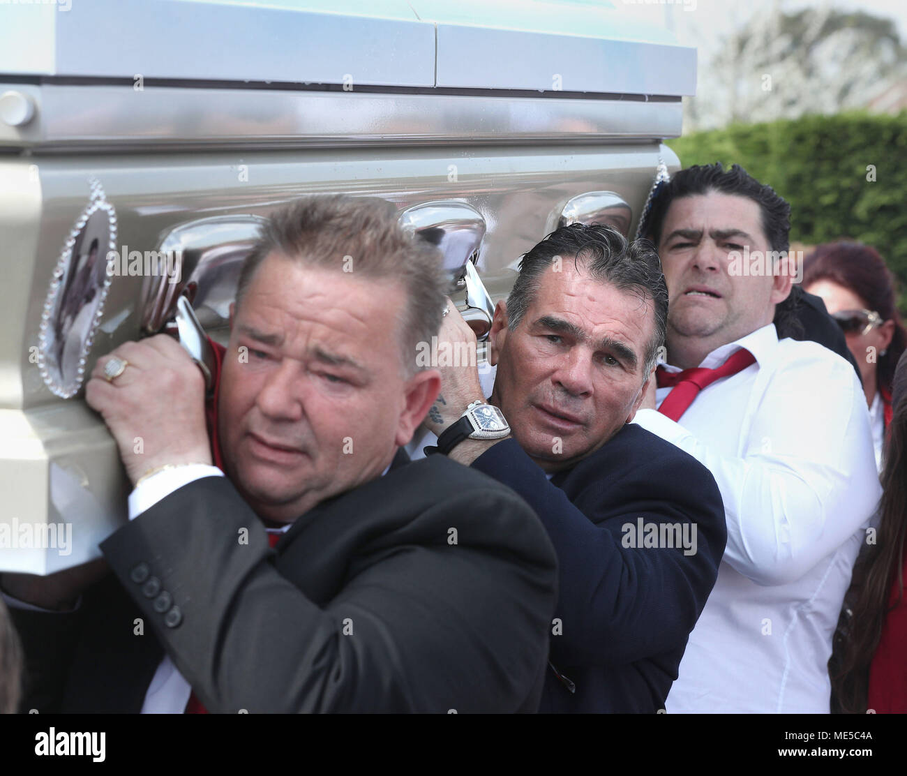 La bara di Queenie, madre di Big Fat Gypsy Wedding star Paddy Doherty(centro), viene effettuata per la Chiesa del Sacro Cuore a Cobham, Surrey dopo il suo funerale. Foto Stock