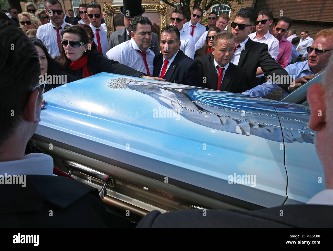 La bara di Queenie, madre di Big Fat Gypsy Wedding star Paddy Doherty, viene caricato nel funebre al di fuori della Chiesa del Sacro Cuore di Gesù a Cobham, Surrey dopo il suo funerale. Foto Stock