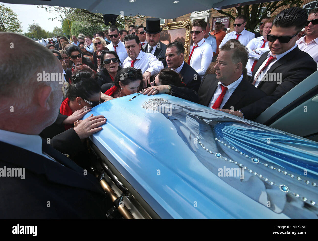 La bara di Queenie, madre di Big Fat Gypsy Wedding star Paddy Doherty, viene caricato nel funebre al di fuori della Chiesa del Sacro Cuore di Gesù a Cobham, Surrey dopo il suo funerale. Foto Stock