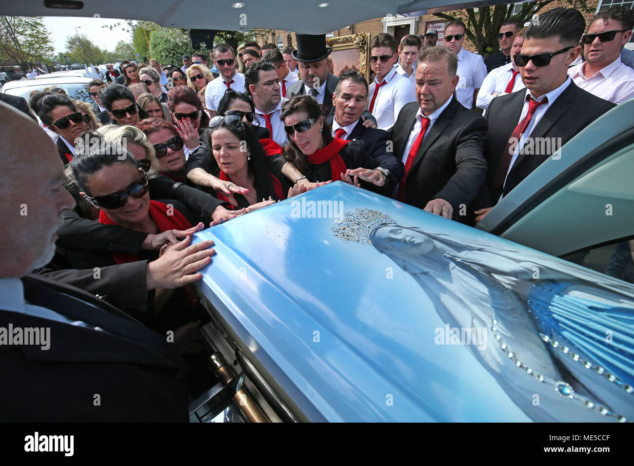 La bara di Queenie, madre di Big Fat Gypsy Wedding star Paddy Doherty, viene caricato nel funebre al di fuori della Chiesa del Sacro Cuore di Gesù a Cobham, Surrey dopo il suo funerale. Foto Stock