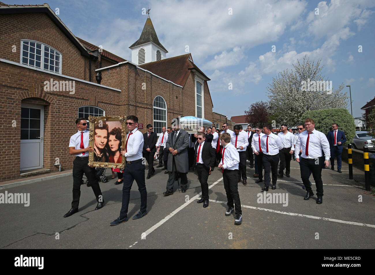La bara di Queenie, madre di Big Fat Gypsy Wedding star Paddy Doherty, lascia la chiesa del Sacro Cuore a Cobham, Surrey dopo il suo funerale. Foto Stock