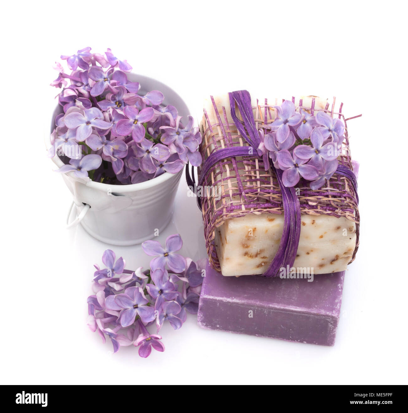 Cosmetici con fiori lilla Foto Stock