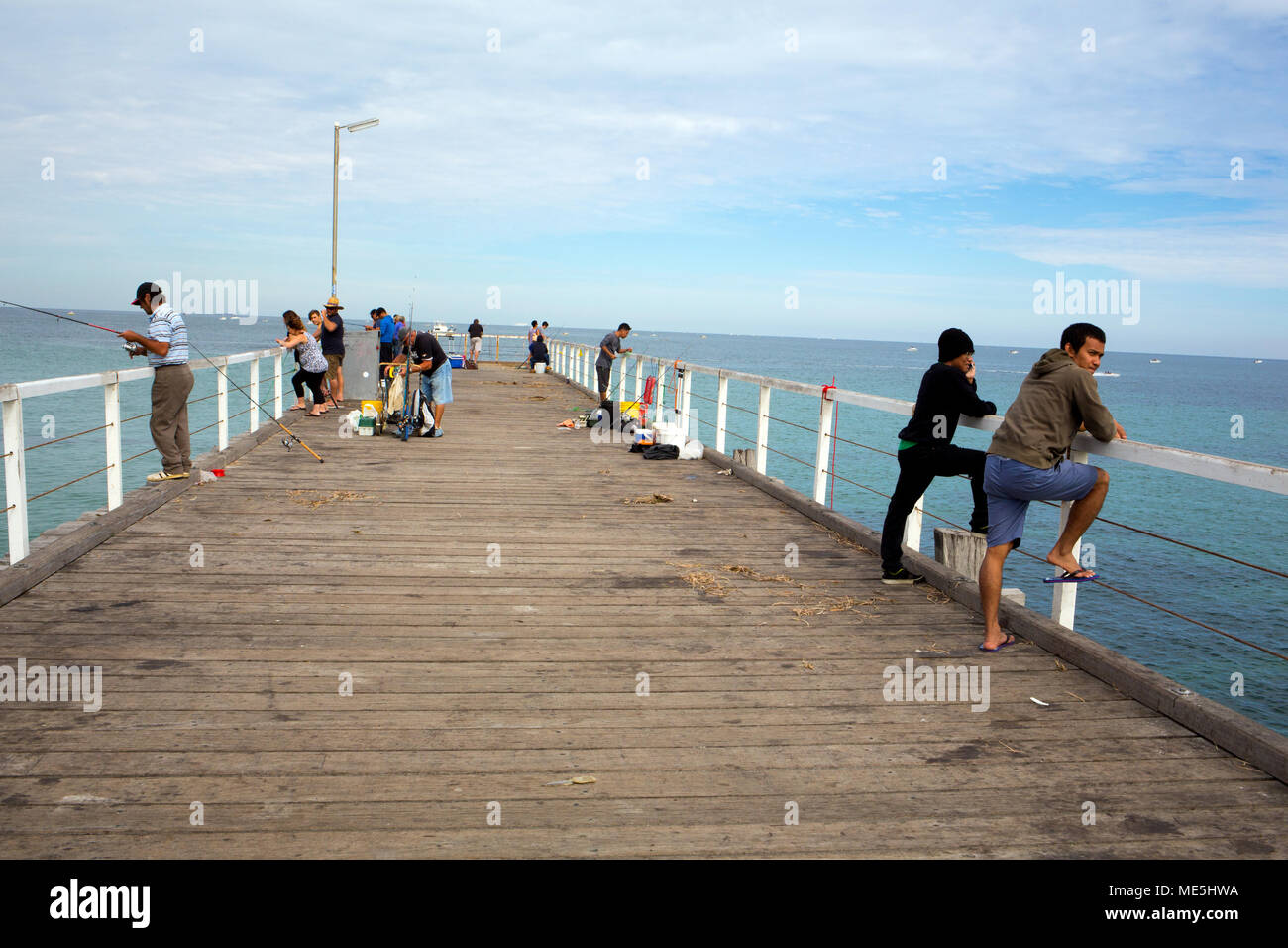 Persone di pesca fuori classe Semaphore Jetty in Sud Australia Foto Stock