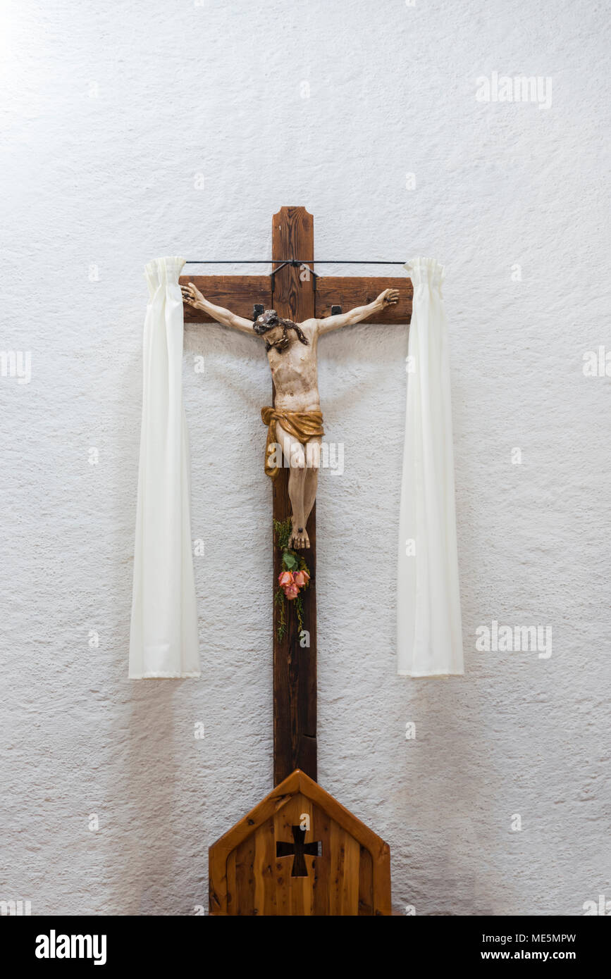 Gesù Cristo opn la croce in una chiesa Foto Stock