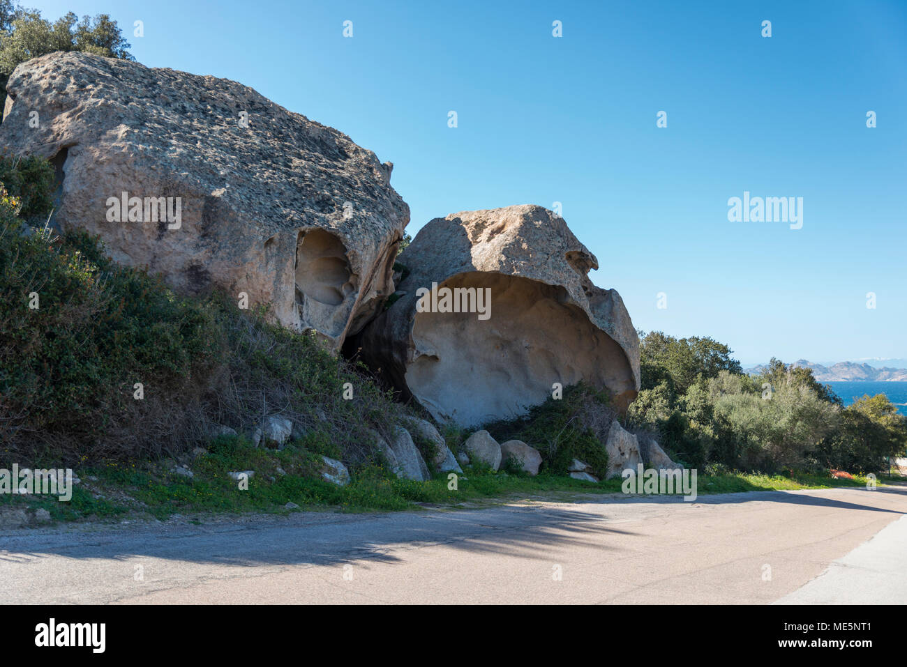 Sardegna isola con rocce in strada Foto Stock