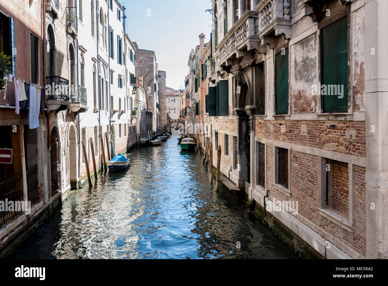 Venezia Canal con barche e tipici edifici,Italia, 2017. Foto Stock