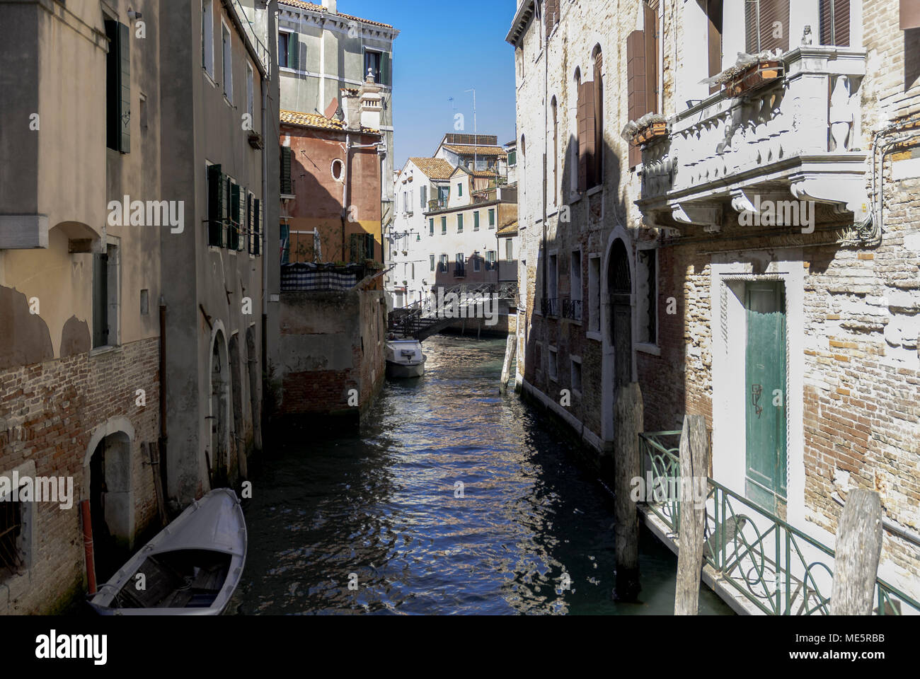 Venezia Canal con barche e tipici edifici,Italia, 2017. Foto Stock