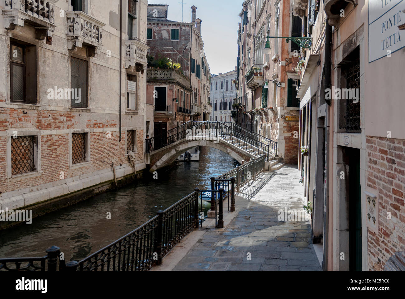 Venezia-marzo 10 : la vista su un tipico Venezia calle (strada),con il canal grande e il ponte,Venezia,l'Italia,su marzo 10,2017. Foto Stock