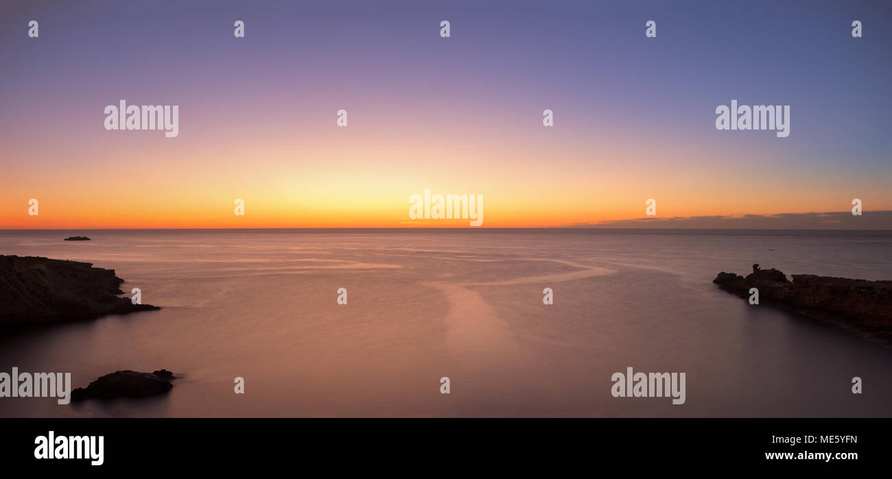 Sunrise al Cala Sa Punta a Ibiza, Spagna Foto Stock