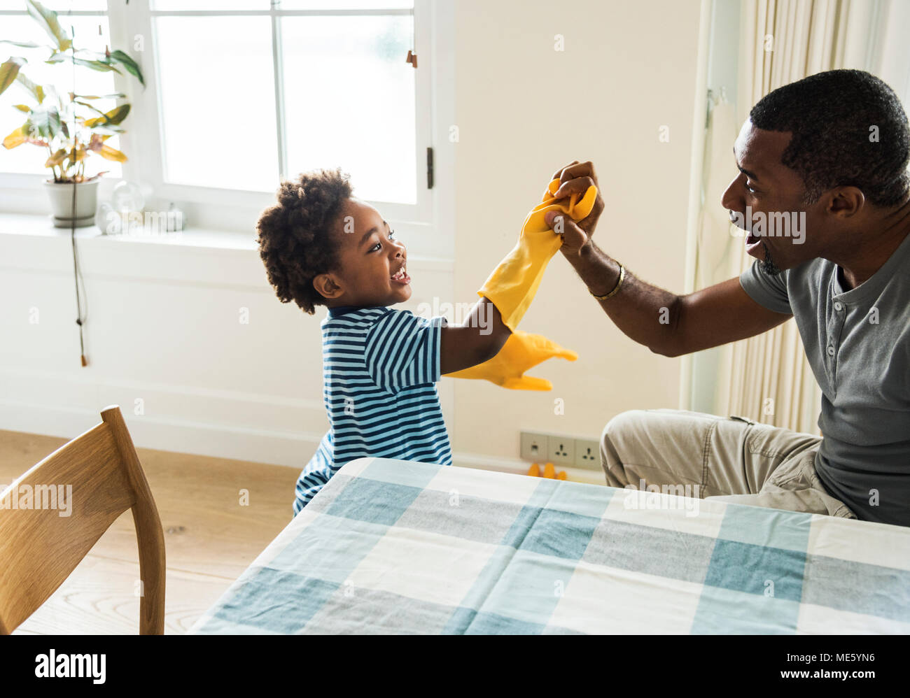 Papà e figlio giocare insieme Foto Stock