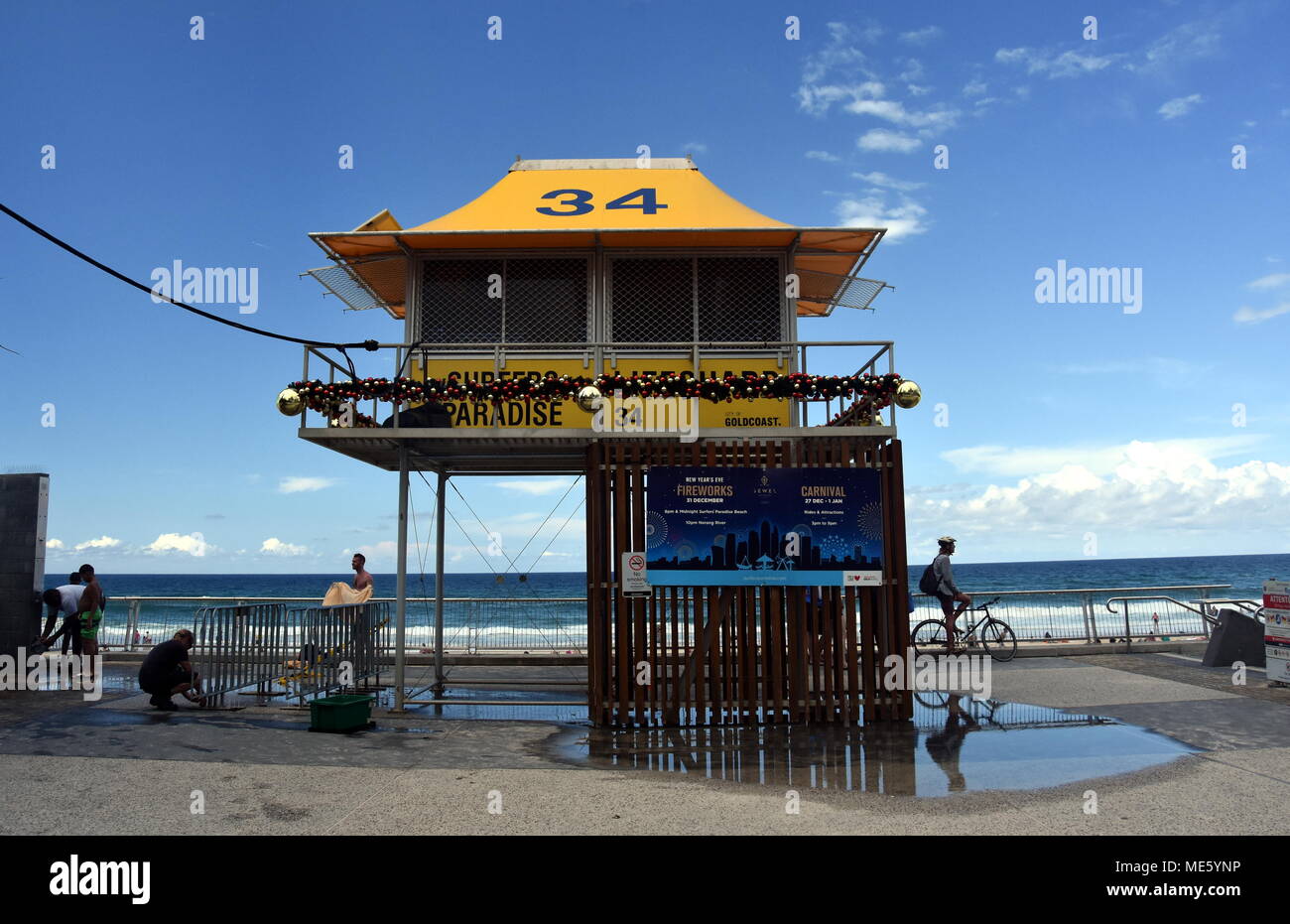 Surfers Paradise, Australia - 27 dic 2017. Bagnino torre patrol numero 34 sulla spiaggia. Ci sono attualmente 39 appositamente progettati torri poste alo Foto Stock