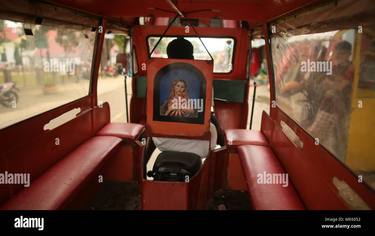 Manila, Filippine - Gennaio 5, 2018: all'interno della vettura è un Jeepney taxi su Philippine Foto Stock