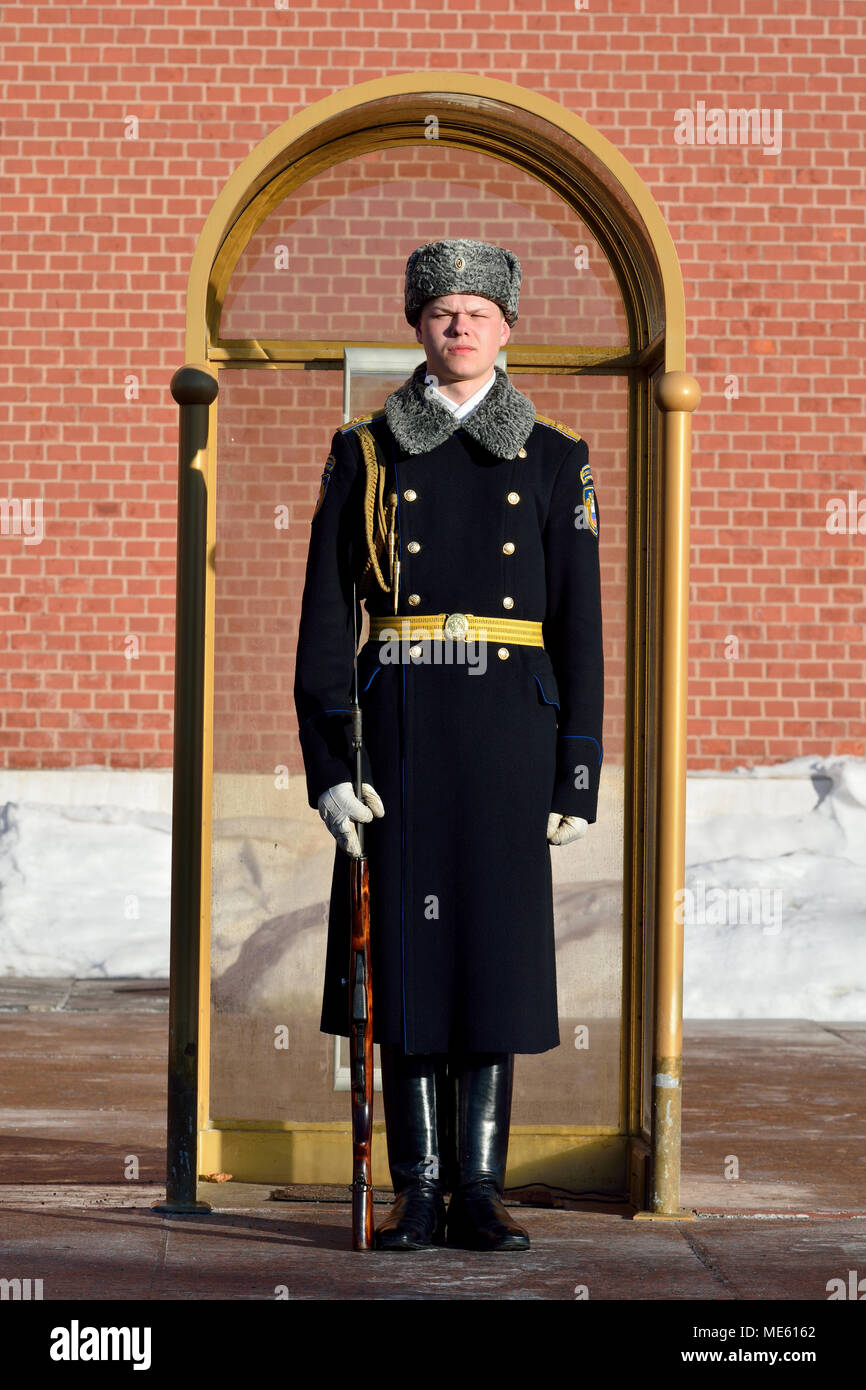 Mosca, Russia - 20 Marzo 2018. Saldatura russo del Cremlino reggimento mantenendo guardia d'onore alla fiamma eterna della tomba del Sol sconosciuto Foto Stock