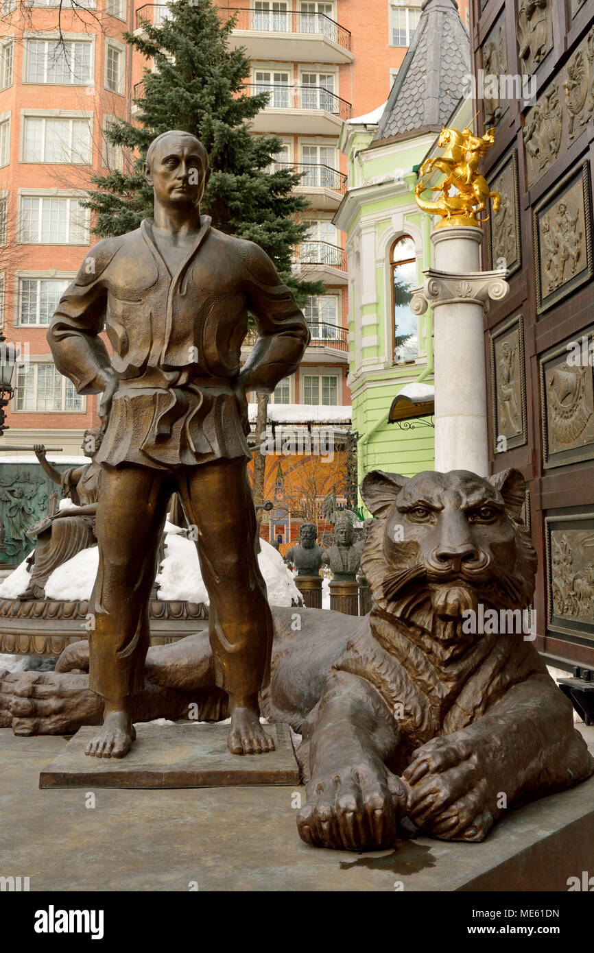 Mosca, Russia - 22 Marzo 2018. Statua di Vladimir Putin in costume di judo, con tiger ai suoi piedi, nel cortile del museo Tsereteli a Mosca. Foto Stock