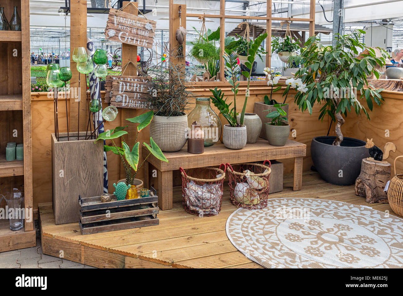Giardino Negozio di vendita di piante e accessori come vasi di fiori Foto  stock - Alamy