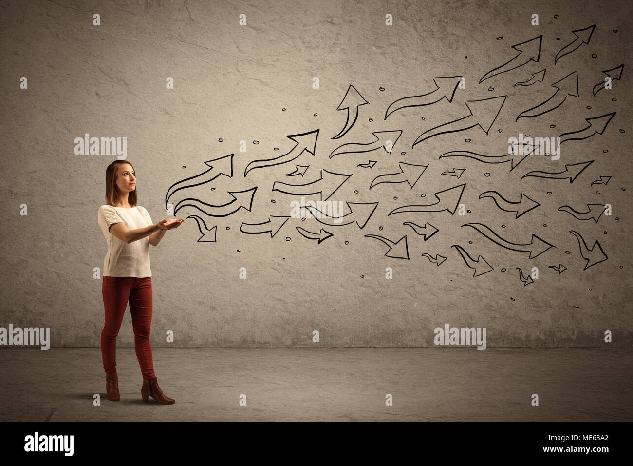 La donna caucasica holding black disegnato, thirving banda di freccia Foto Stock