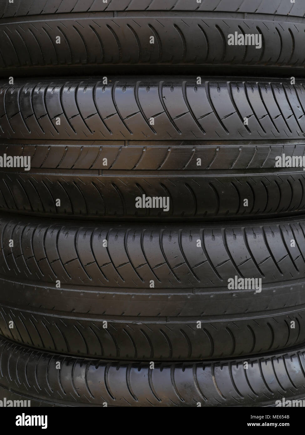 Stack di protezione liscio su vecchi pneumatici per auto Foto Stock