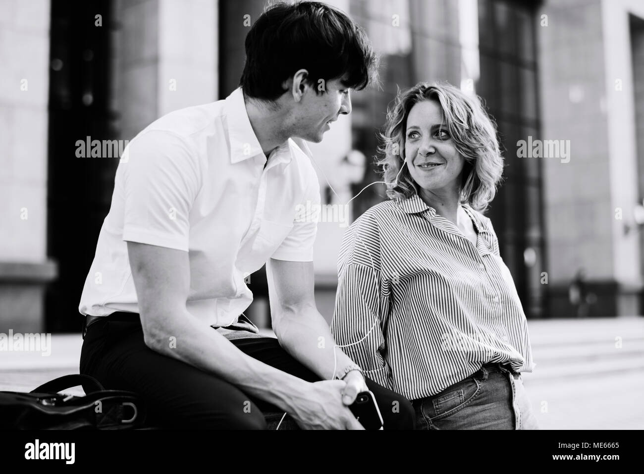 Dolce matura la condivisione di musica insieme Foto Stock