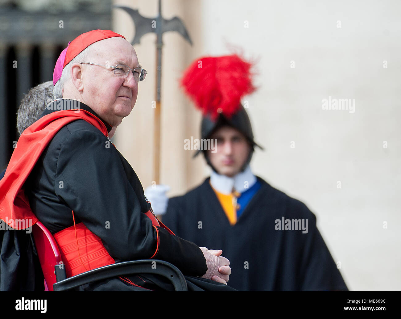 Papa Francesco durante l udienza generale in Piazza San Pietro in Vaticano con: Card. Kevin Joseph Farrell dove: Roma, Italia Quando: 21 Mar 2018 Credit: IPA/WENN.com * * disponibile solo per la pubblicazione in UK, USA, Germania, Austria** Foto Stock