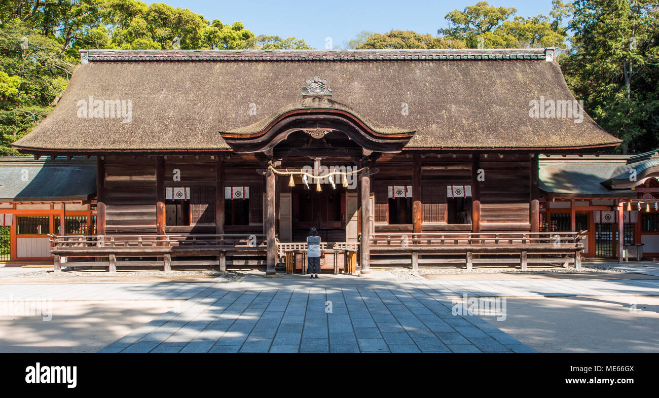Adoratore al sacrario principale, Ōyamazumi Jinja, , Omishima isola, Seto Inland Sea, Giappone Foto Stock
