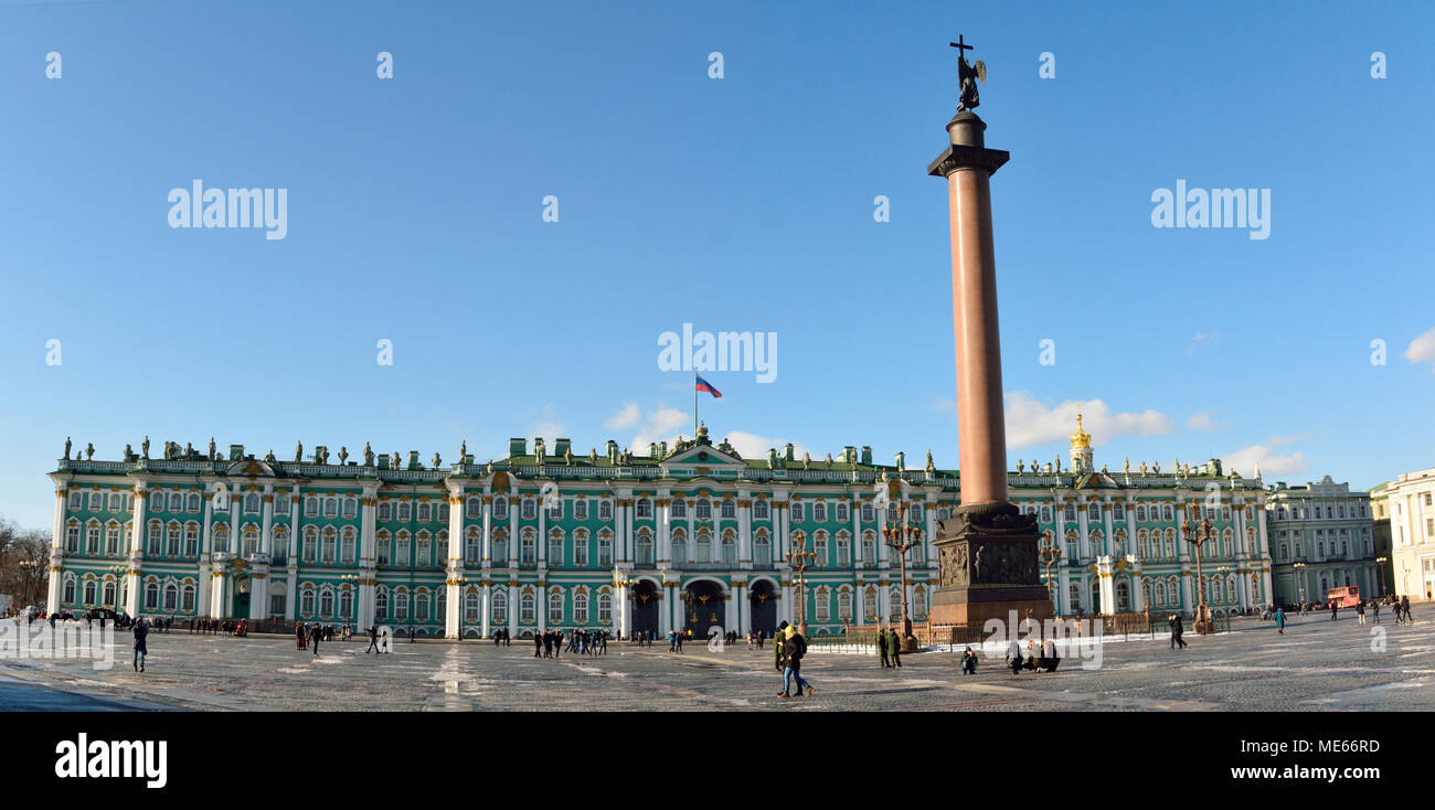 San Pietroburgo, Russia - Marzo 26, 2018. La Piazza del Palazzo (piazza Dvortsovaya) a San Pietroburgo con l'Eremo e Alexander colonna, e persone. Foto Stock